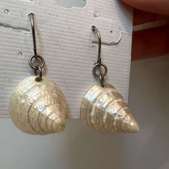Hawaiian pearl Shell Earrings - Picture 2 of 2